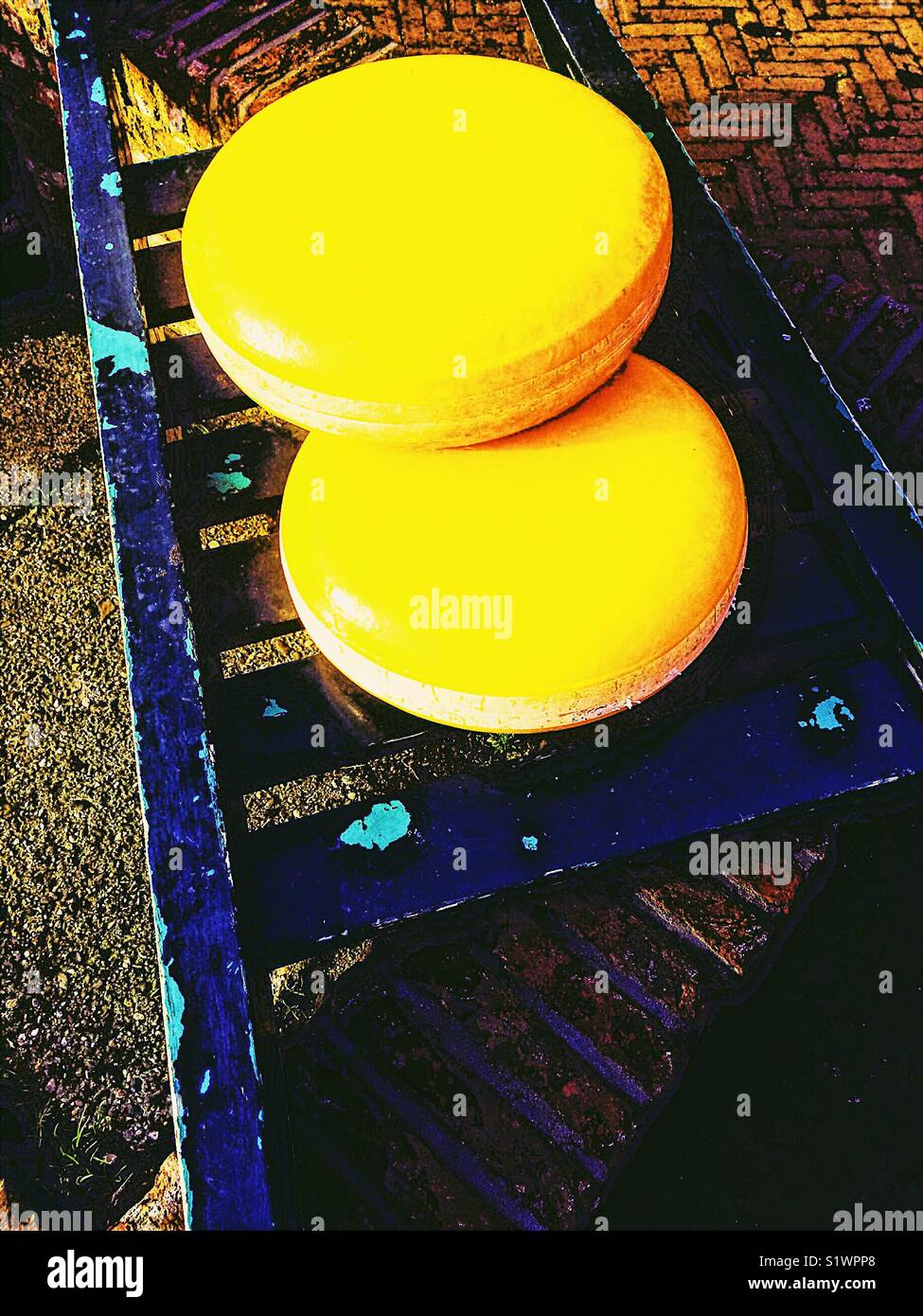 Ganze Käse auf hölzernen Handwagen, Niederlande - Smartphone-aufgenommenes Stockfoto