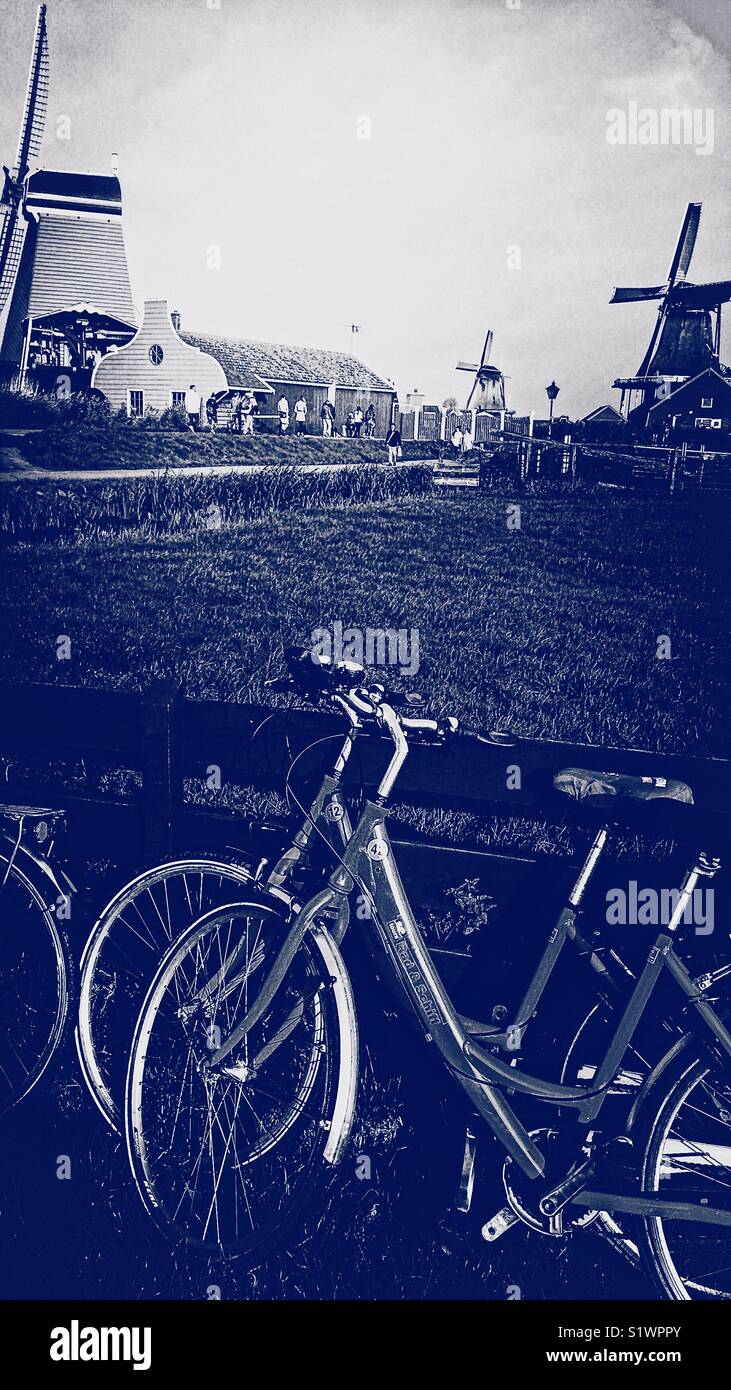 Fahrräder und Windmühlen, Zaanse Schans, Niederlande. Historischer Bereich von Windmühlen und Häuser in der Nachbarschaft von Zaandam. - Smartphone-aufgenommenes Stockfoto