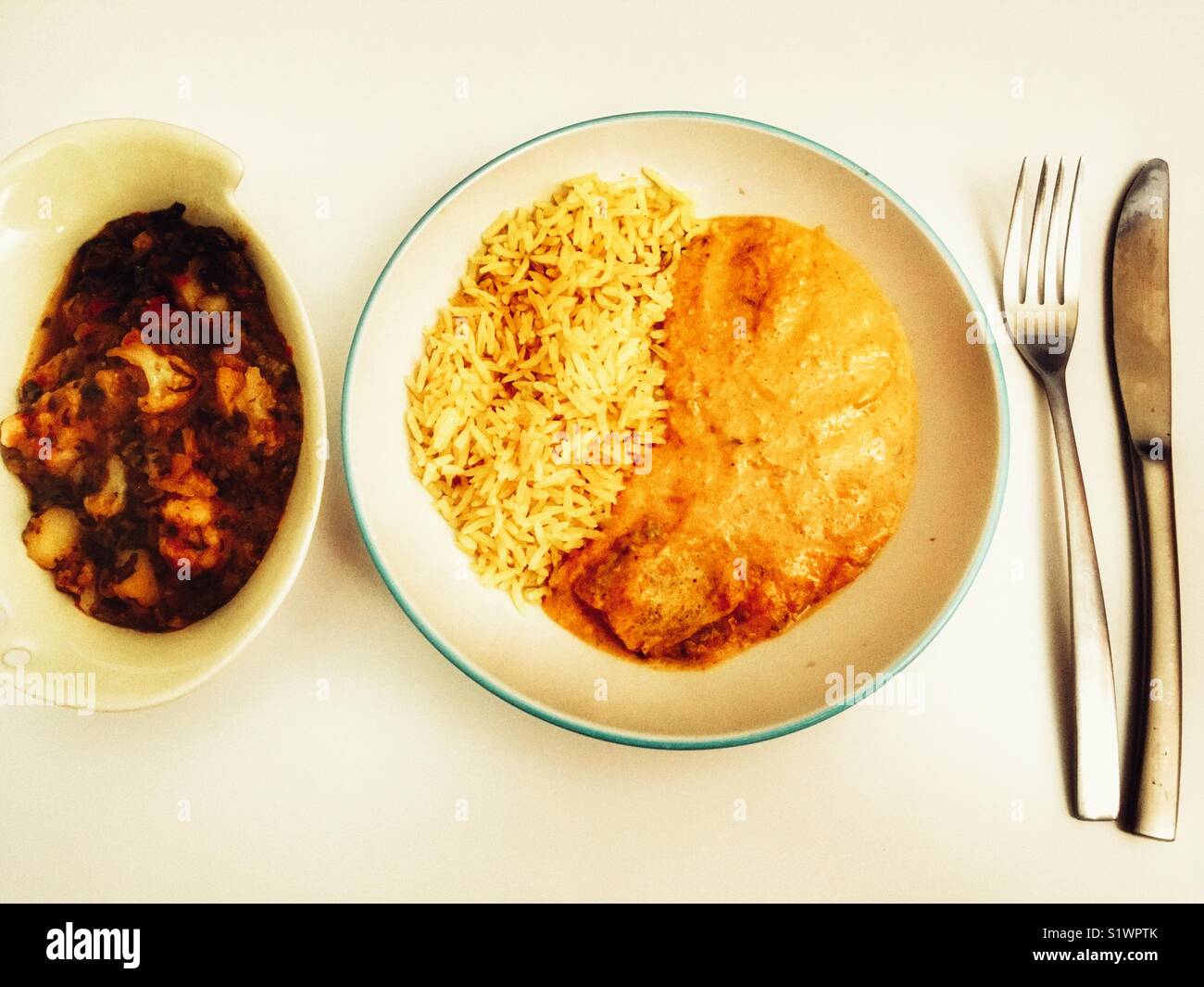 Chicken Korma und Aloo Gobi Saag Stockfoto