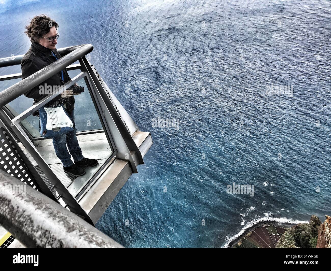 Frau Suchen Über die Verlosung der gläsernen Skywalk Aussichtsplattform, 580 m über dem Meer, Miradouro do Cabo Girao, Madeira, Portugal. Stockfoto