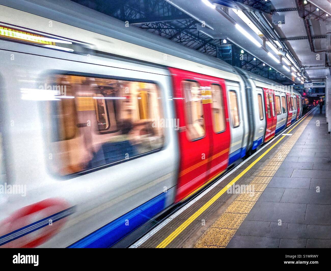 Die Londoner U-Bahn S Lager District line Zug verlassen. Stockfoto