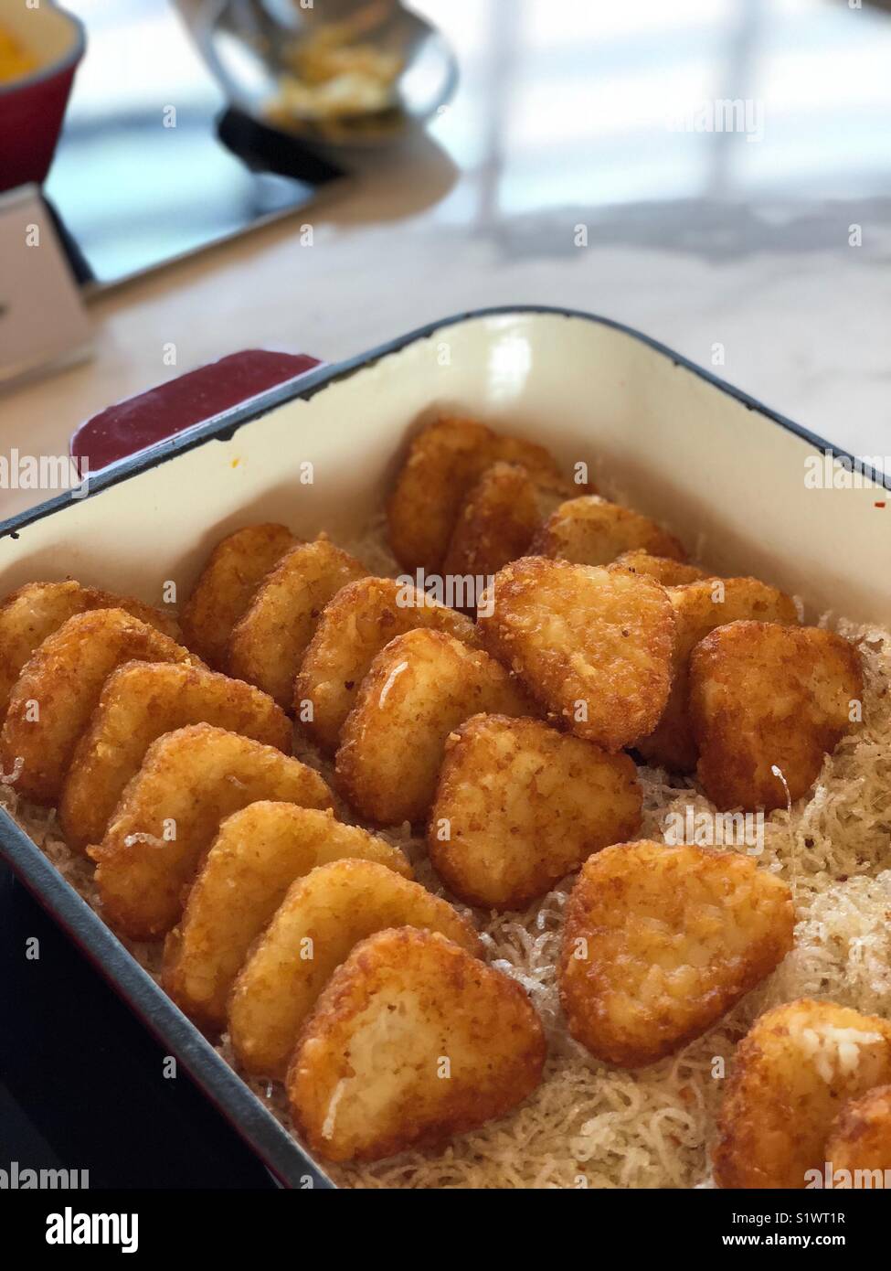 Fach der Hash Browns Buffet Schuß im Porträt - Smartphone-aufgenommenes Stockfoto