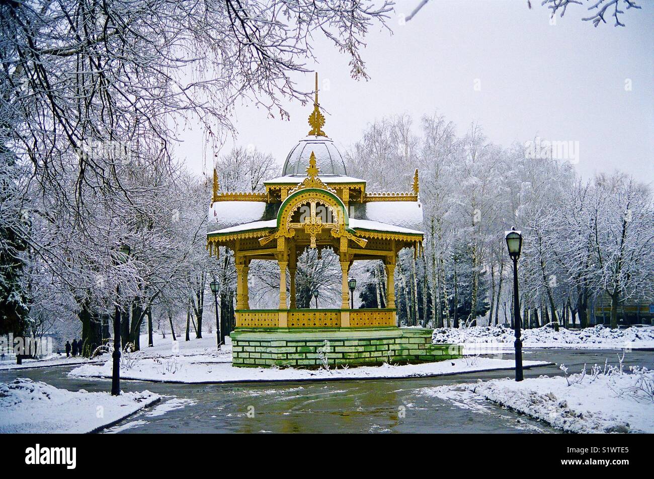 Jahrhundert Historisches Denkmal der Architektur Elegant, filigran geschnitzten Holz Pavillon Altanka, ist ein Symbol der Stadt Kharkov in der Ukraine auf einem eisigen Winter Tag in den Park. Stockfoto