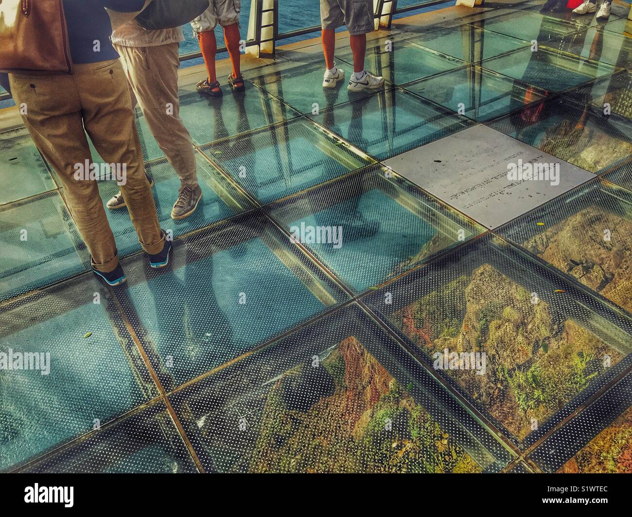 Menschen, die auf dem Glas skywalk Aussichtsplattform in 580 m über dem Meer, Miradouro do Cabo Girao, Madeira, Portugal Stockfoto