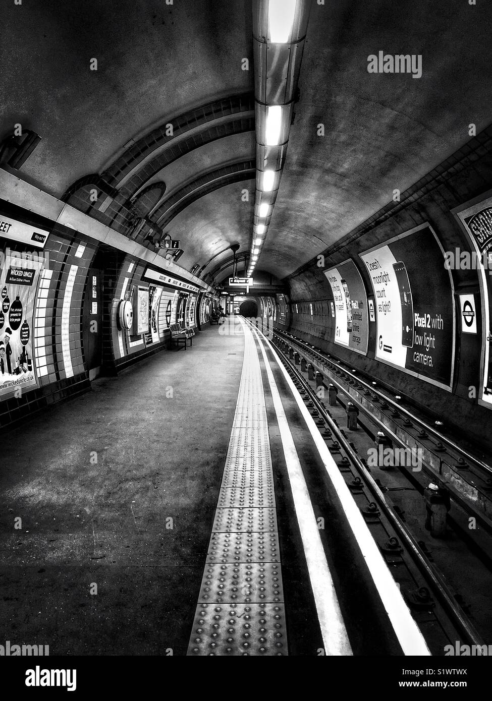 Eine leere Plattform an der U-Bahn-Station Goodge Street, London, England, UK. Stockfoto