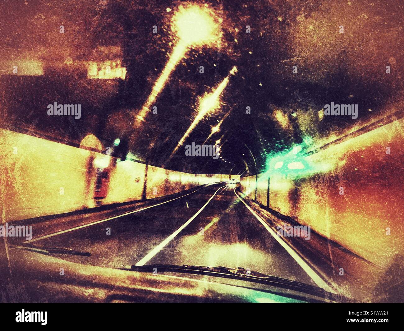 Bei der Fahrt durch eine der vielen Tunnel auf der Insel Madeira, Portugal, - Smartphone-aufgenommenes Stockfoto