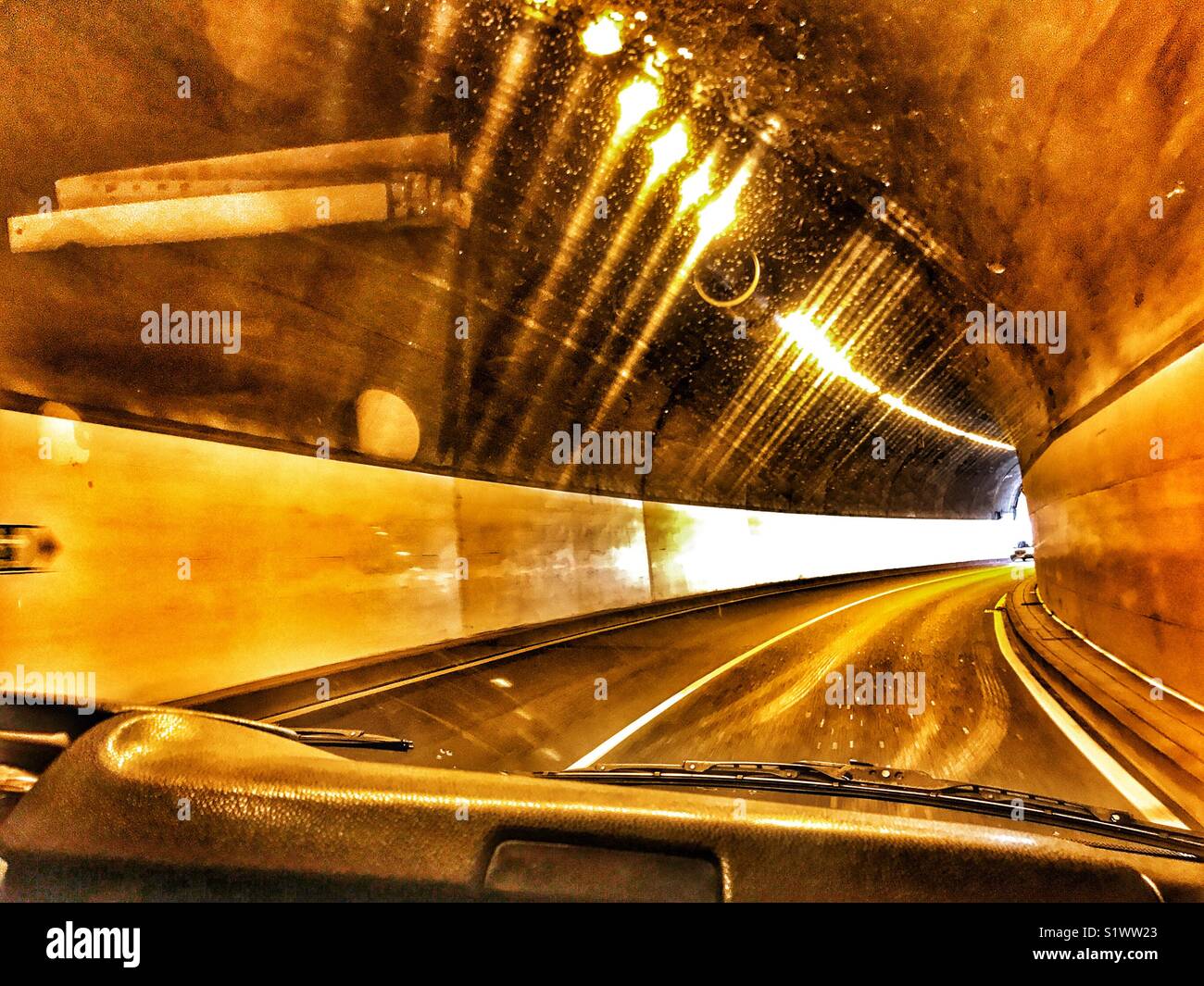 Bei der Fahrt durch eine der vielen Tunnel auf der Insel Madeira, Portugal, - Smartphone-aufgenommenes Stockfoto
