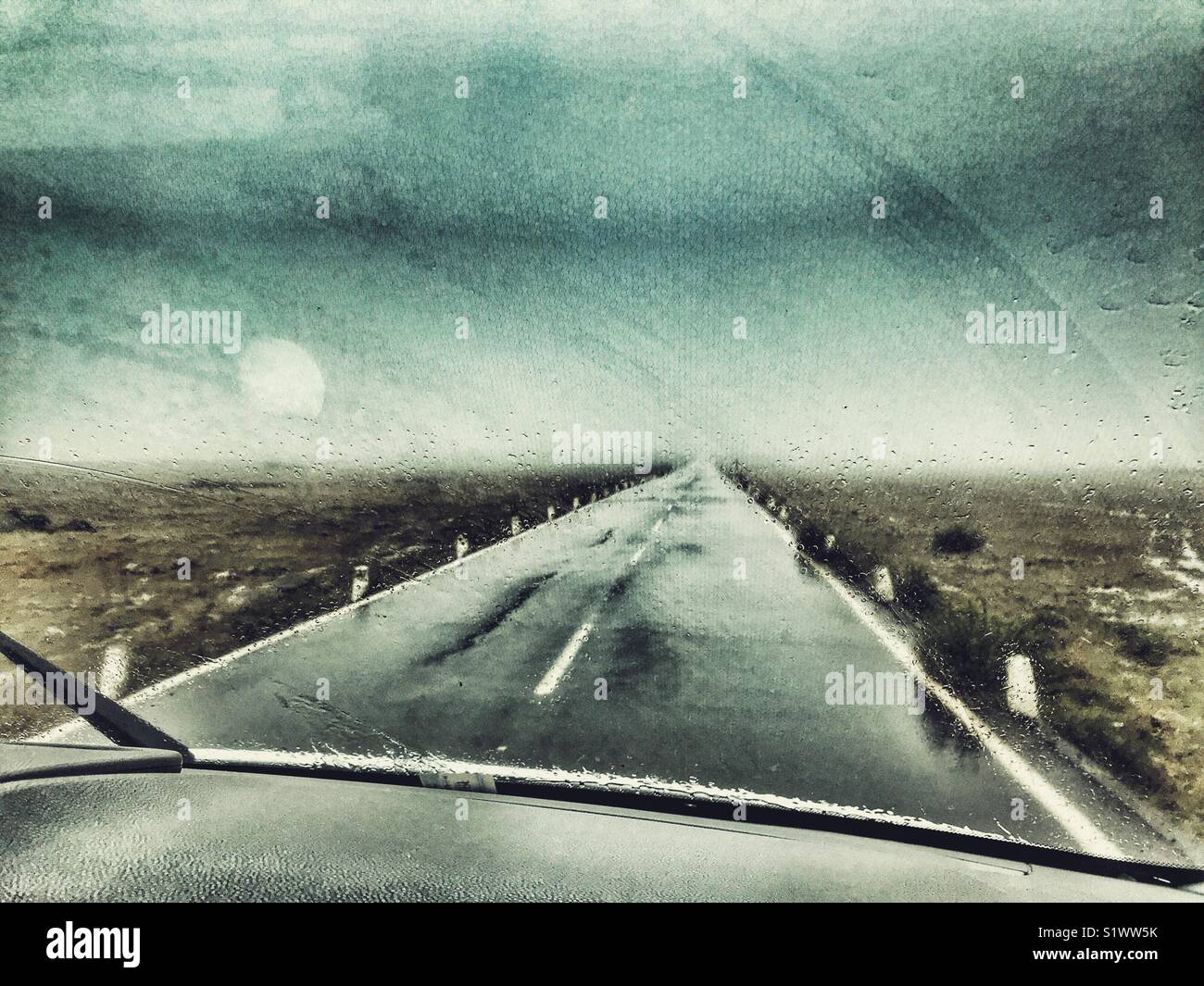 Fahrt durch Regen und Nebel auf der geraden Straße über die Hochgelegenen Hochebene von Paul da Serra, Madeira, Portugal. - Smartphone-aufgenommenes Stockfoto