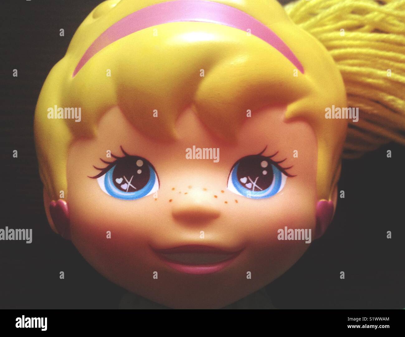 Angesichts einer vintage Polly Pocket Puppe - Smartphone-aufgenommenes Stockfoto Angesichts einer vintage Polly Pocket Puppe - Smartphone-aufgenommenes Stockfoto