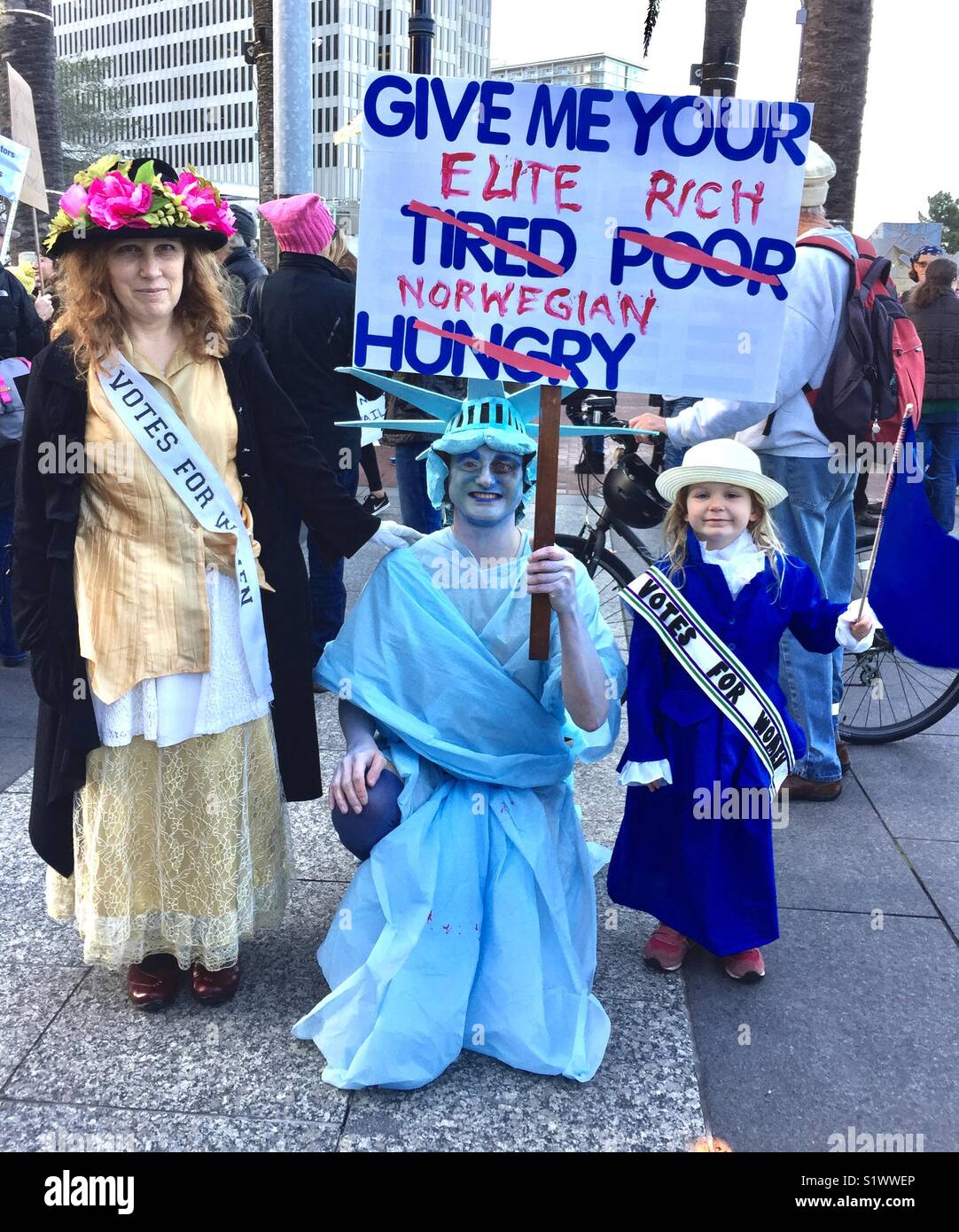 Die Demonstranten auf der Frauen. März, San Francisco, Kalifornien, USA. 20. Januar 2018. Suffragette, Freiheitsstatue, Mini-SUFFRAGETTE. Stockfoto