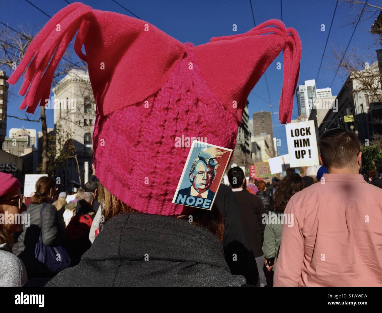 Pussyhat mit Trumpf Nope pin bei Frauen. März, San Francisco, Kalifornien, USA. 21. Januar 2018. Stockfoto