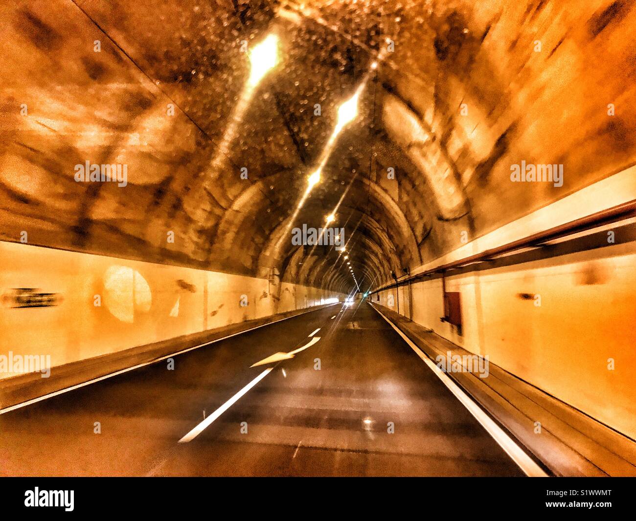 Bei der Fahrt durch eine der vielen Tunnel auf der Insel Madeira, Portugal - Smartphone-aufgenommenes Stockfoto