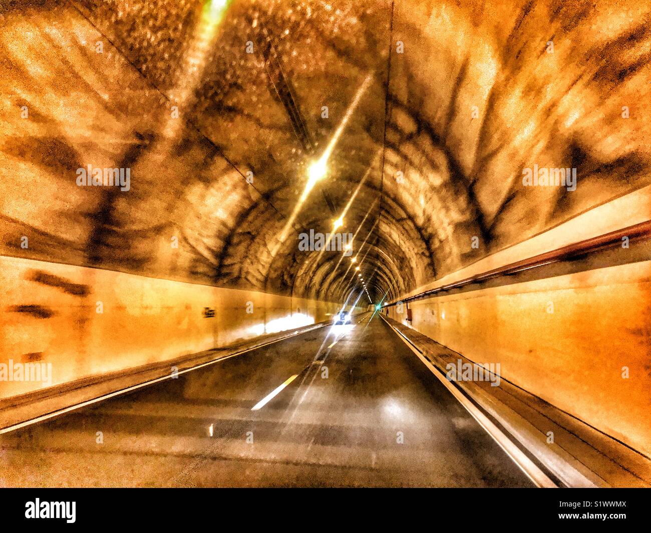 Bei der Fahrt durch eine der vielen Tunnel auf der Insel Madeira, Portugal - Smartphone-aufgenommenes Stockfoto