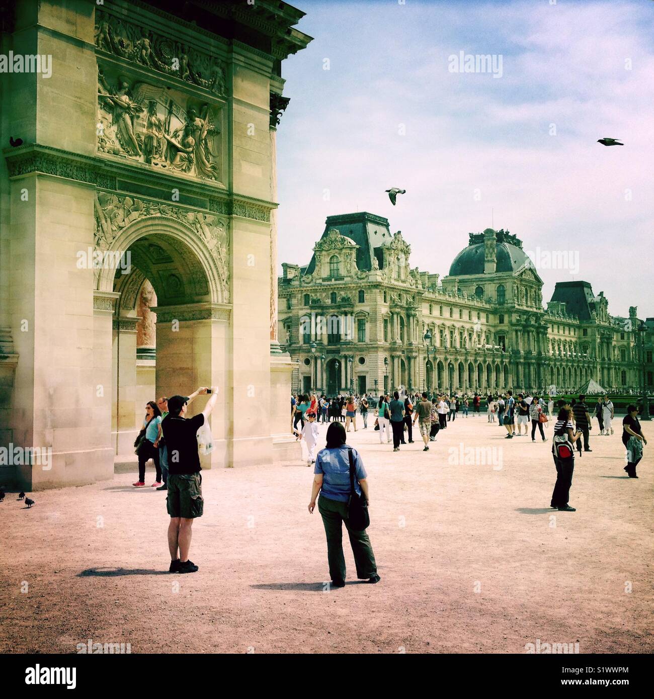 Touristen in der Nähe des Karussells Arch, vor Le Louvre, Paris, Frankreich Stockfoto