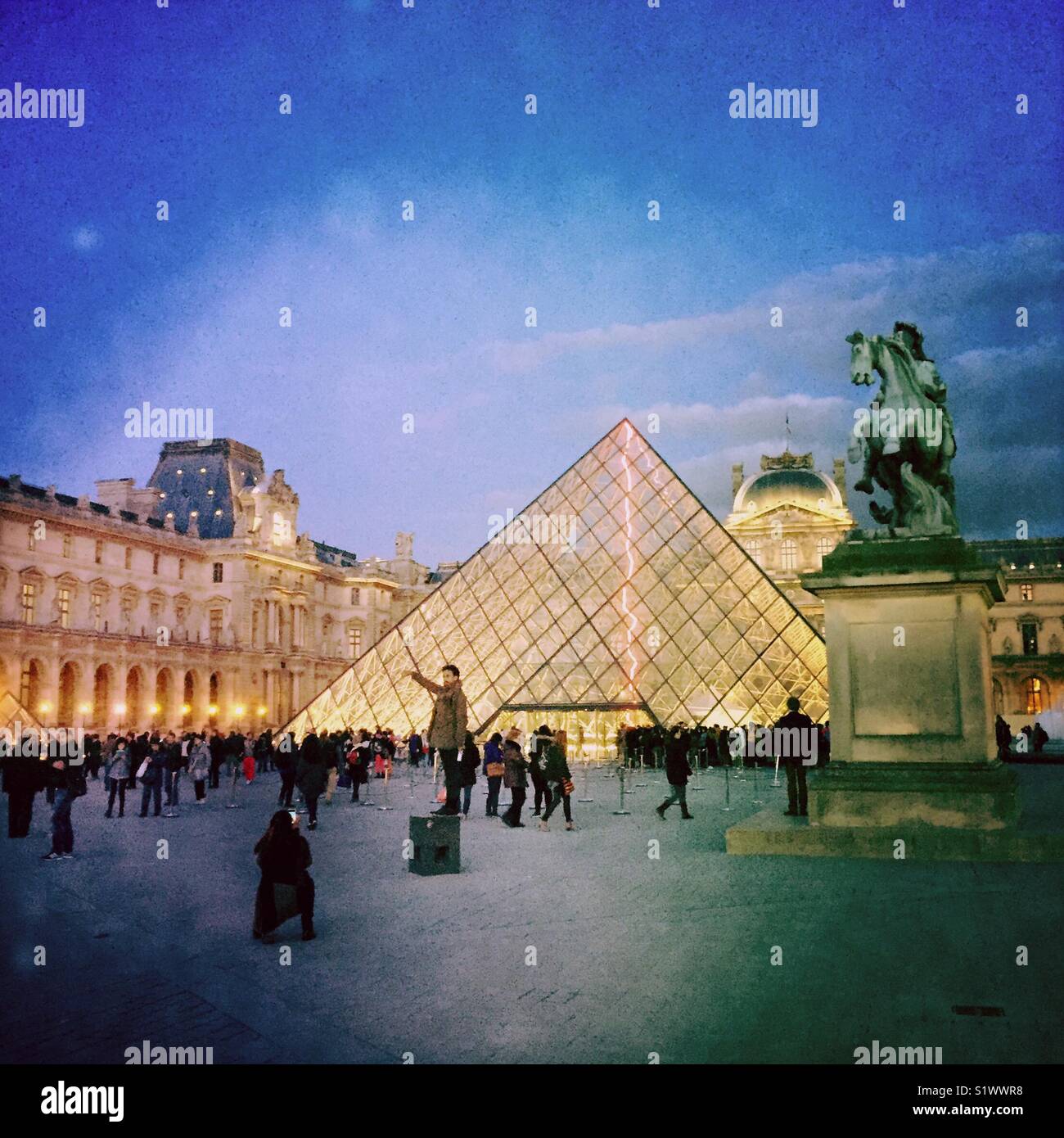 Pyramide und Le Louvre Stockfoto