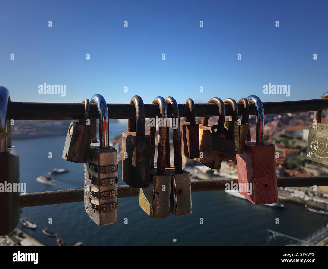 Liebe lock Schlösser auf dem Dom Luis I Brücke, Porto, Portugal - Smartphone-aufgenommenes Stockfoto