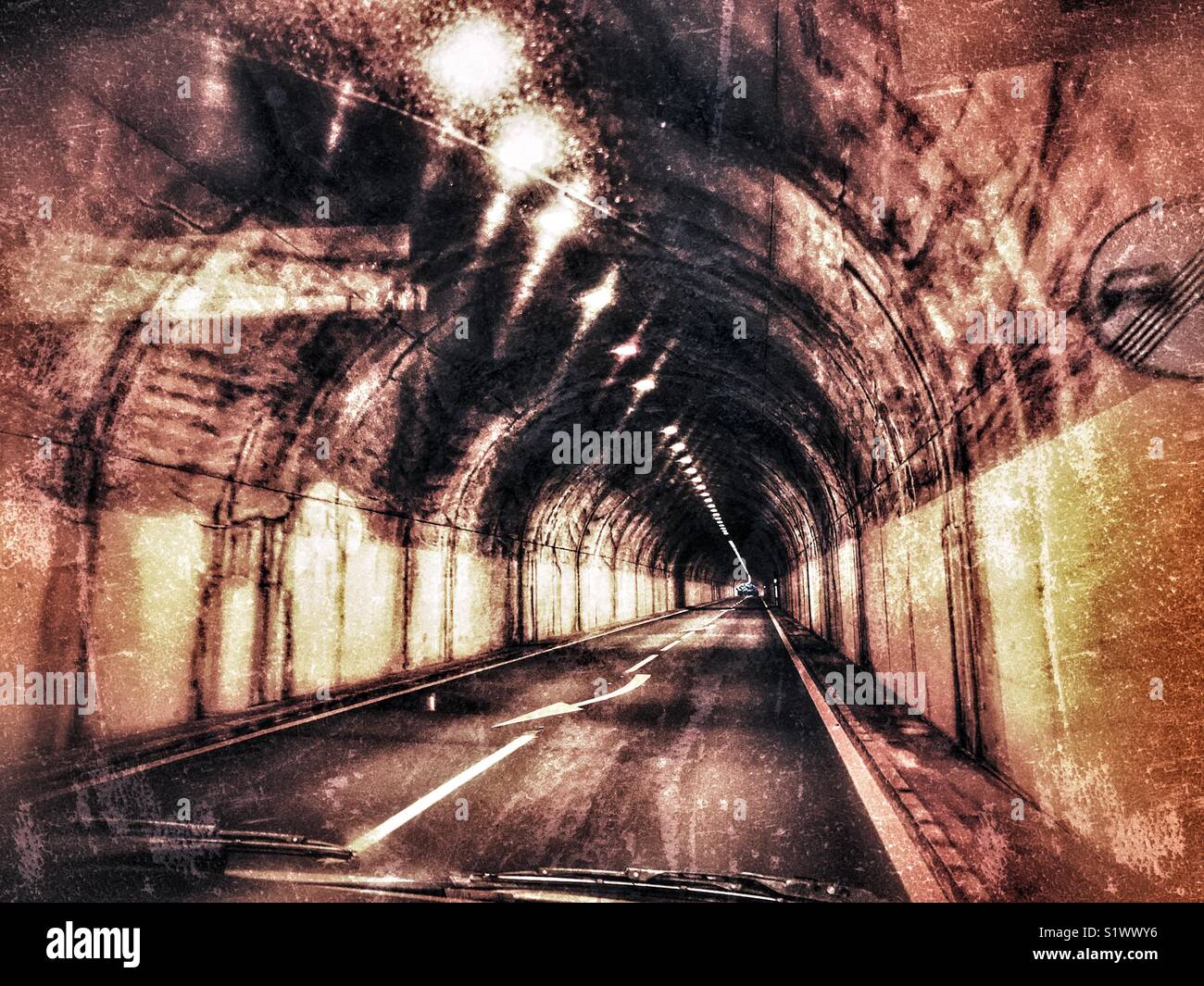 Bei der Fahrt durch eine der vielen Tunnel auf der Insel Madeira, Portugal - Smartphone-aufgenommenes Stockfoto
