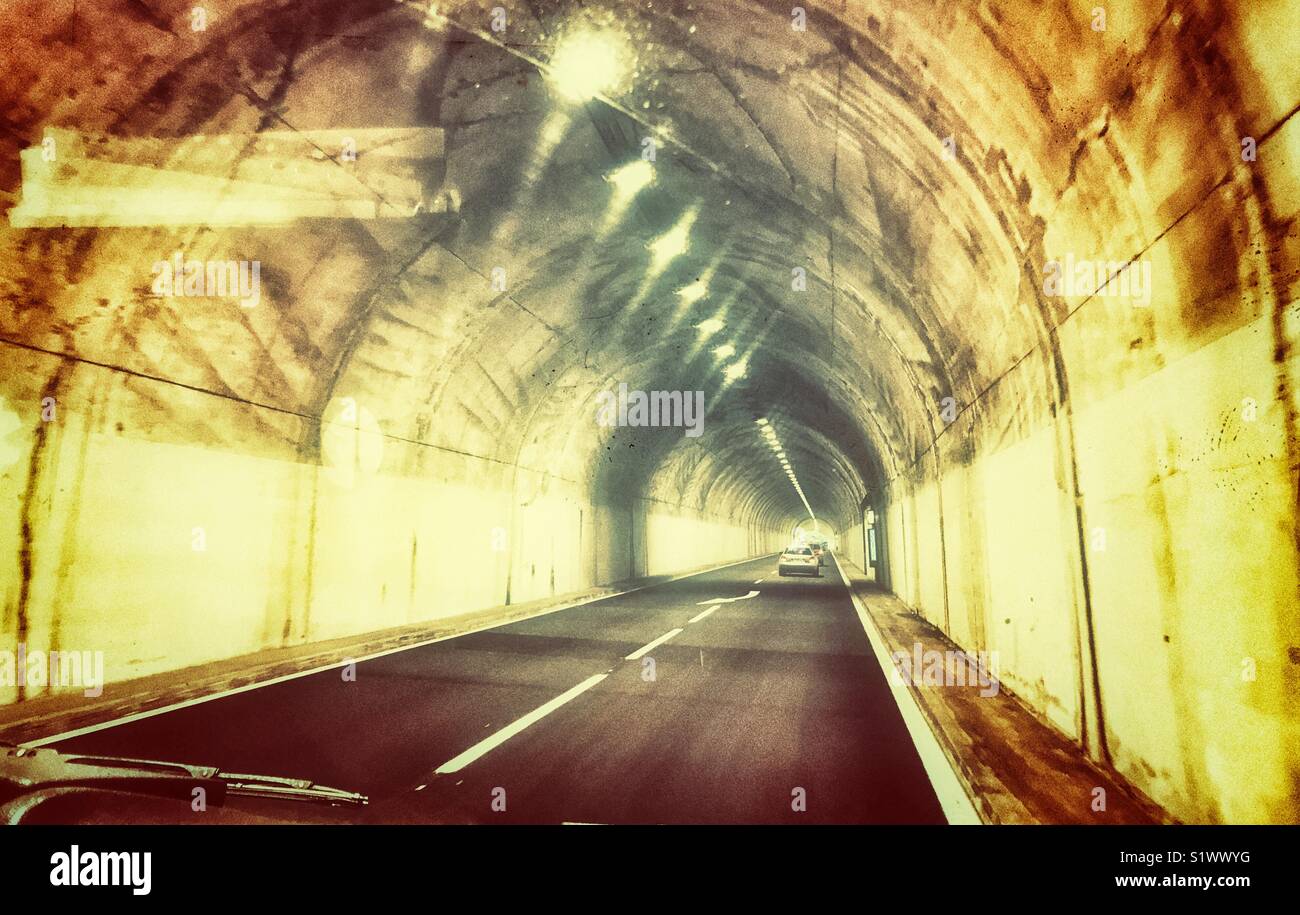 Bei der Fahrt durch eine der vielen Tunnel auf der Insel Madeira, Portugal Stockfoto