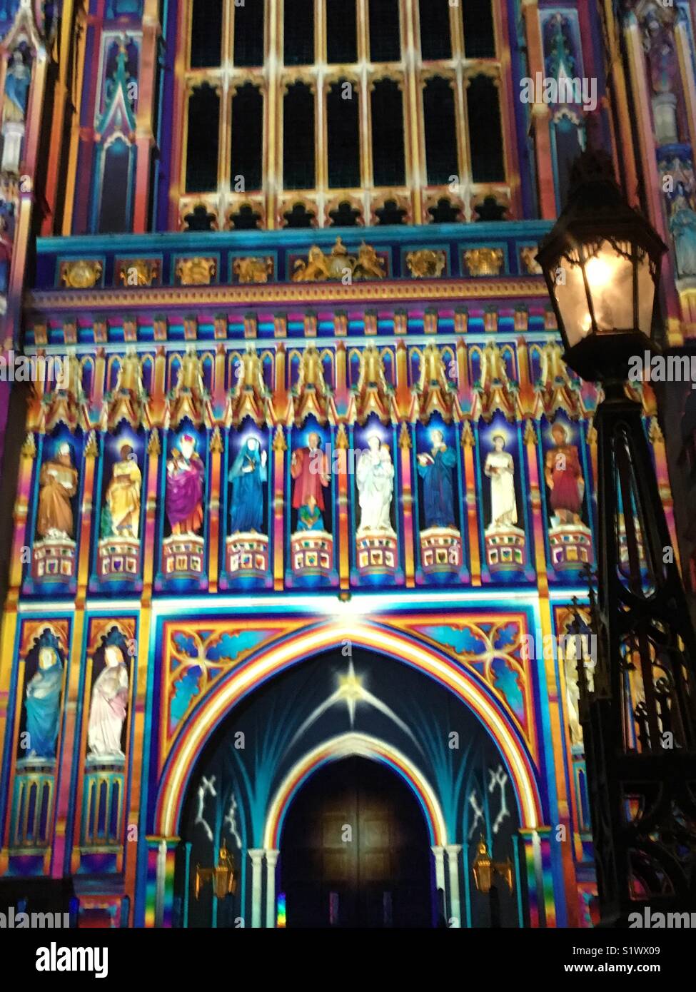 Lumiere 2018 London, Westminster Abbey. Das Licht des Geistes. Fassade der Abtei beleuchtet. - Smartphone-aufgenommenes Stockfoto