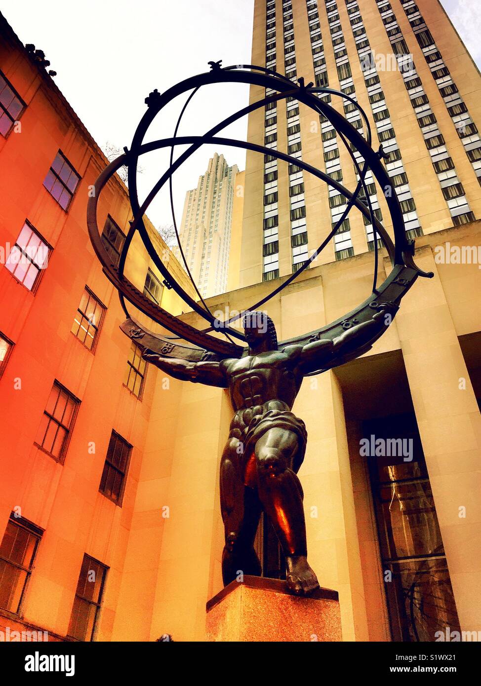 Atlas der Welt halten, Statue, Rockefeller Center, NYC - Smartphone-aufgenommenes Stockfoto