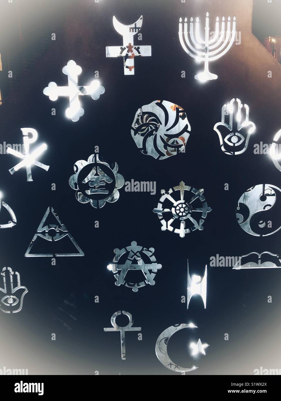 Eine Nahaufnahme eines Teils der Symbolischen Frieden Skulptur bei der Toronto's Licht Festival. Stockfoto Eine Nahaufnahme eines Teils der Symbolischen Frieden Skulptur bei der Toronto's Licht Festival. Stockfoto