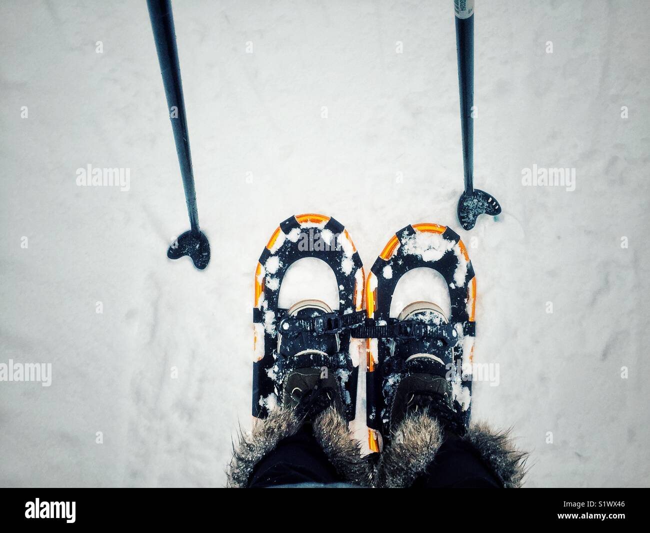 Das Schneeschuhwandern in meiner neuen pelzigen Stiefel! Stockfoto