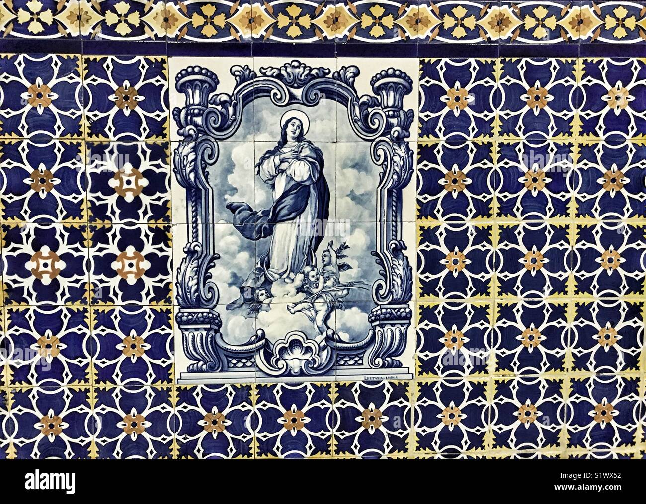 Azulejos, blau und weiß gefliesten religiöse Bild in einem gefliesten Wand von São Vicente Pfarrkirche, São Vicente, Madeira, Portugal - Smartphone-aufgenommenes Stockfoto
