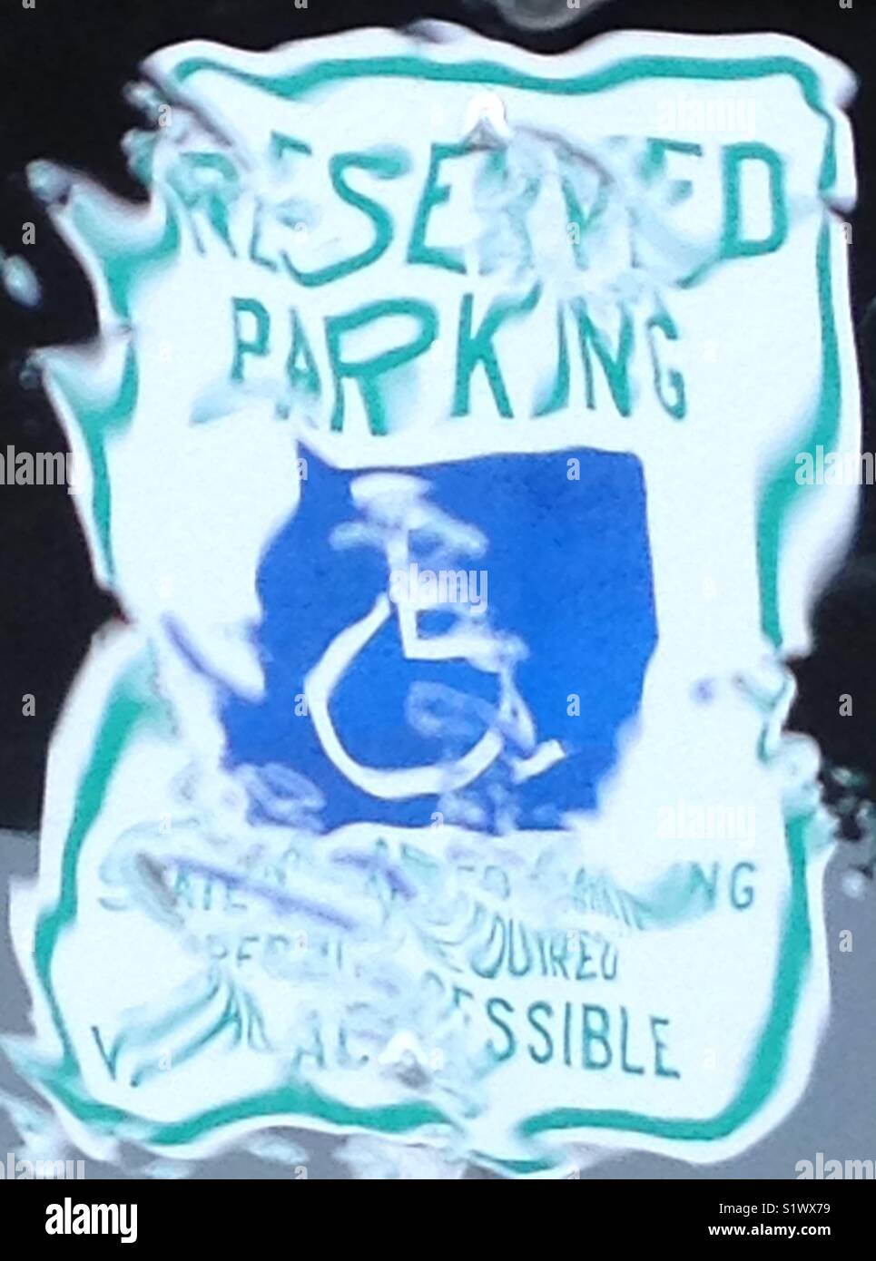 Abstrakt-parkplatz Zeichen, durch einen nassen Windschutzscheibe Stockfoto