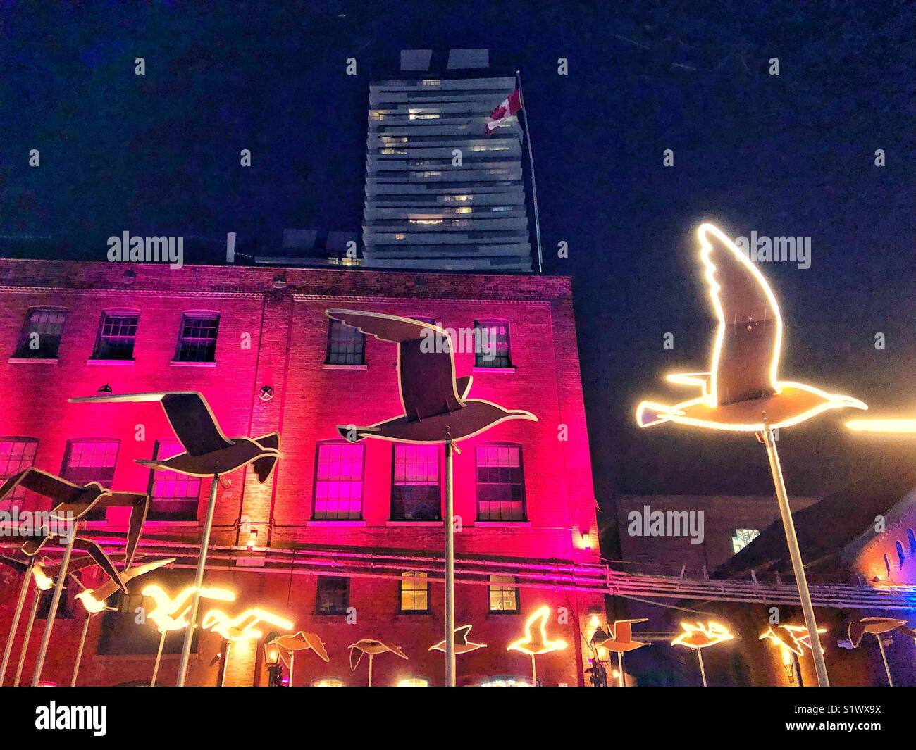 Fliegender Vogel Skulptur an der Toronto's Licht Festival am historischen Distillery District. Stockfoto Fliegender Vogel Skulptur an der Toronto's Licht Festival am historischen Distillery District. Stockfoto