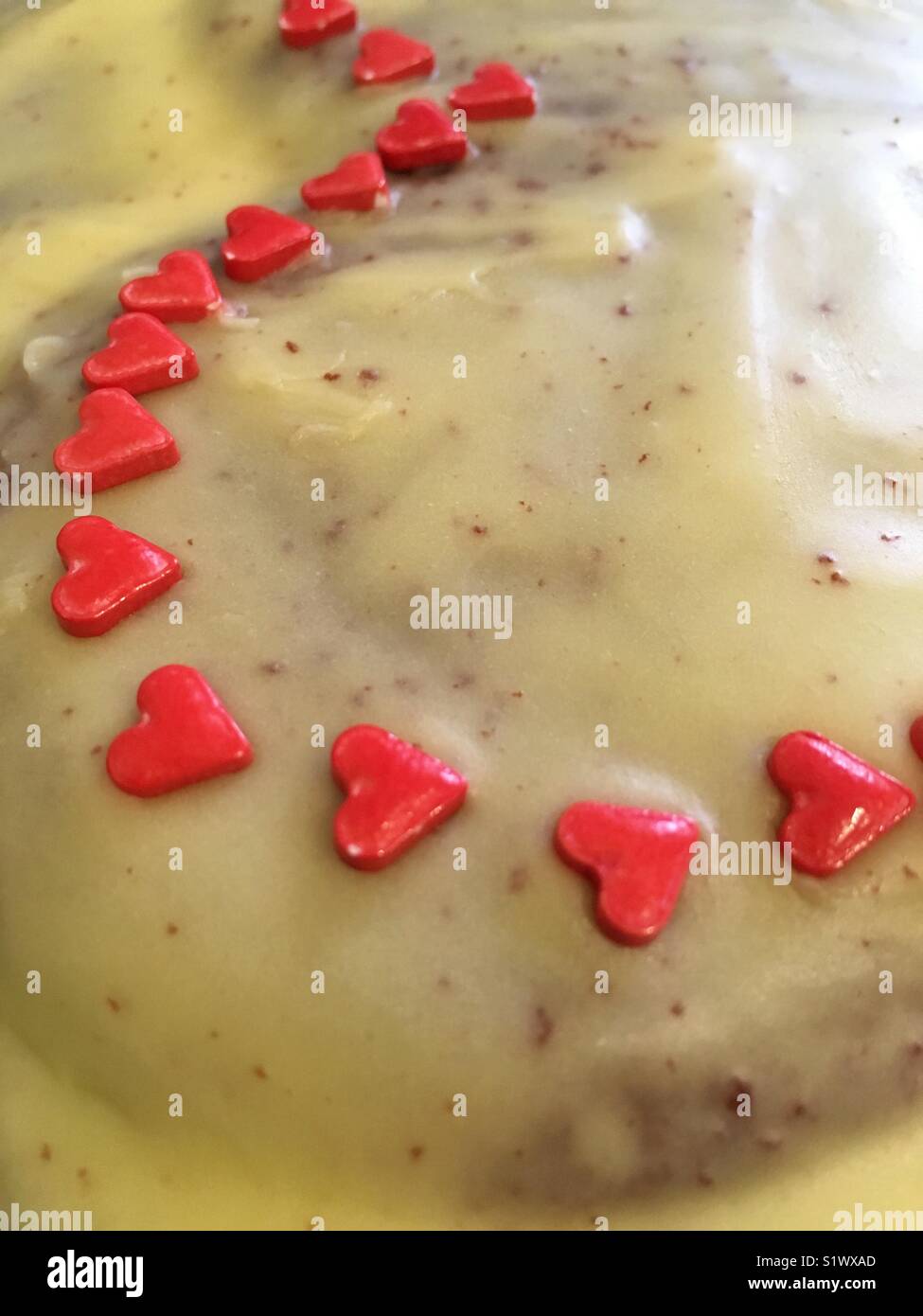 Detailansicht der Vereisung und Dekoration auf einem hausgemachten Kuchen. - Smartphone-aufgenommenes Stockfoto