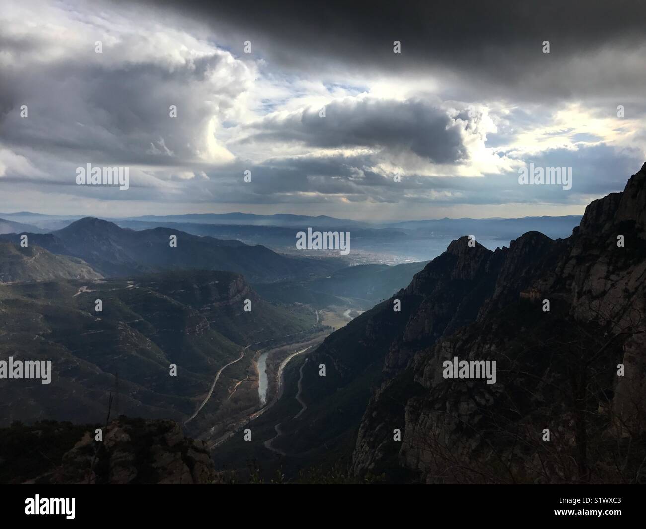 Ein Sturm Naht. Montserrat, Barcelona. Spanien - Smartphone-aufgenommenes Stockfoto