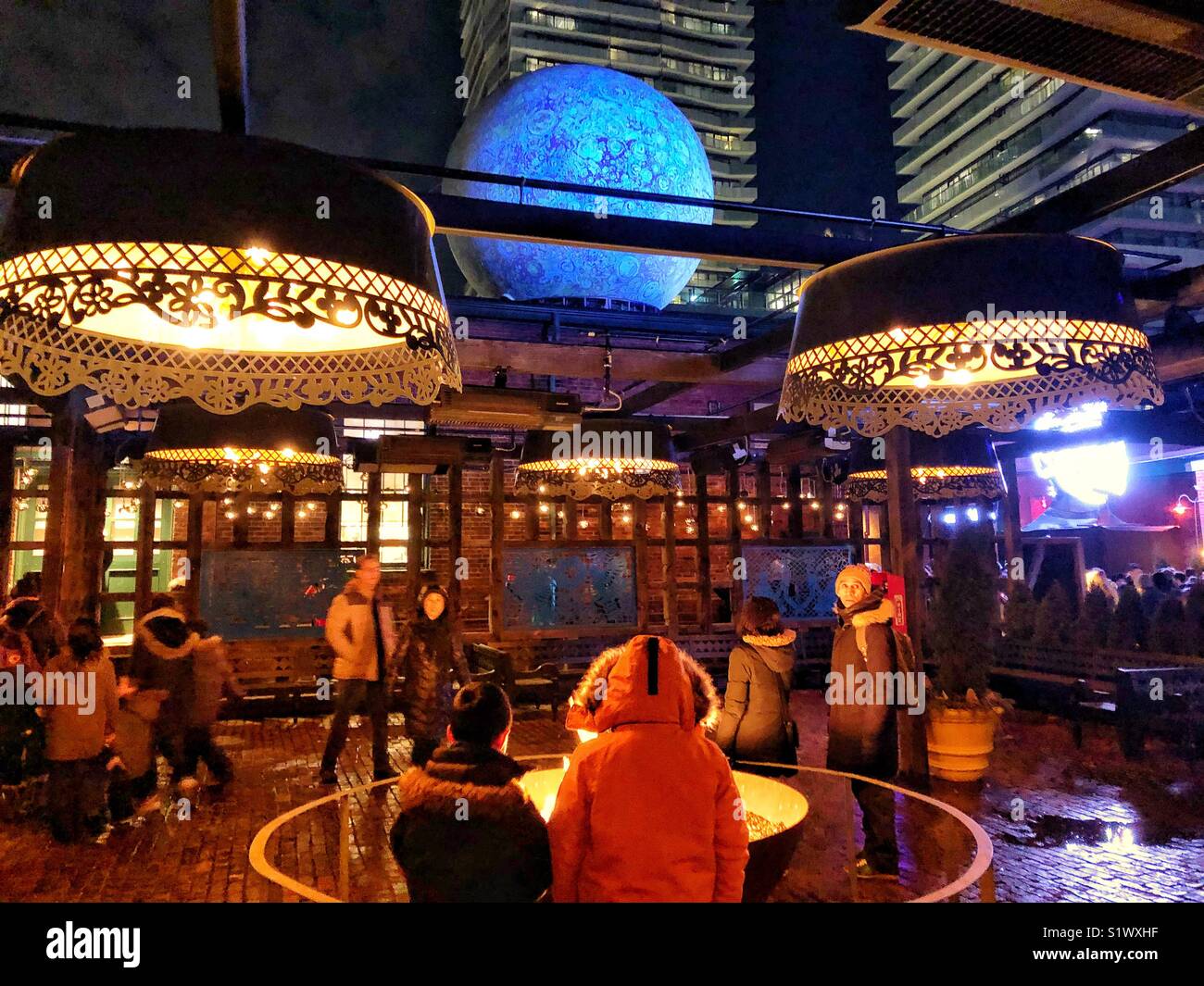 Leute stehen um eine Feuerstelle selbst Aufwärmphase bei Toronto's Licht Festival. Stockfoto Leute stehen um eine Feuerstelle selbst Aufwärmphase bei Toronto's Licht Festival. Stockfoto
