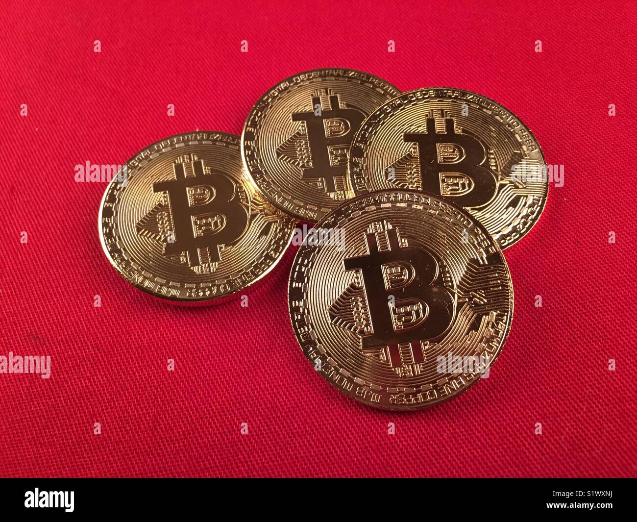 4 Bitcoin Goldmünzen crypto Währung auf roten Hintergrund. B. digitales Geld. Des Astraleums, lite Coun Stockfoto