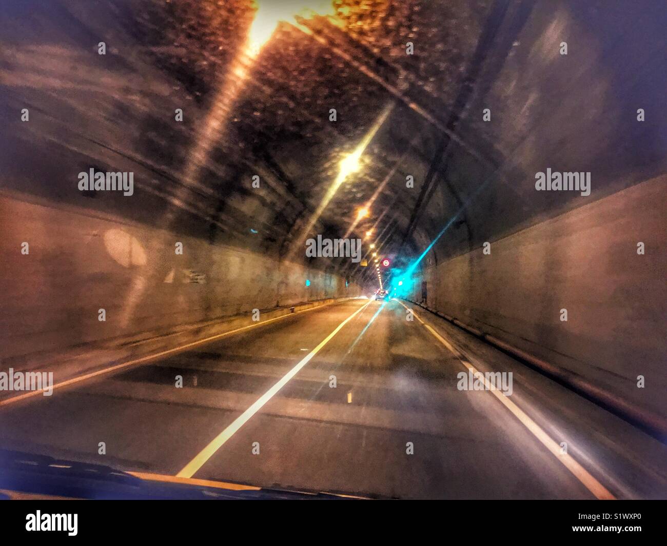 Bei der Fahrt durch eine der vielen Tunnel auf der Insel Madeira, Portugal - Smartphone-aufgenommenes Stockfoto