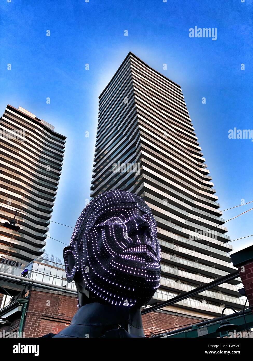 Eine Lichtskulptur an der Toronto's Historic Distillery District als Teil der jährlichen Licht Festival. Stockfoto Eine Lichtskulptur an der Toronto's Historic Distillery District als Teil der jährlichen Licht Festival. Stockfoto