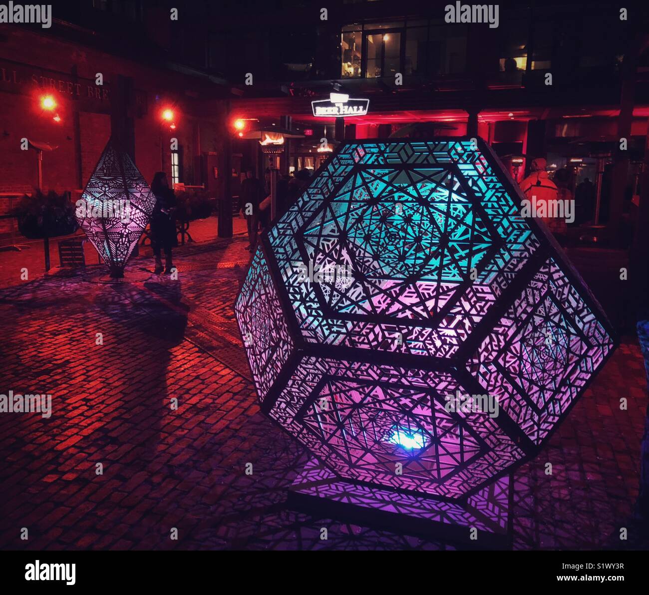 Hell erleuchtete Kunst Installation an der Toronto der jährliche Licht Festival. Stockfoto Hell erleuchtete Kunst Installation an der Toronto der jährliche Licht Festival. Stockfoto