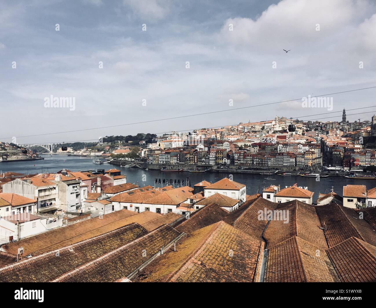 Red Roof auf Porto, Portugal einschließlich der Sandeman unterzeichnen und Seilbahn - Smartphone-aufgenommenes Stockfoto