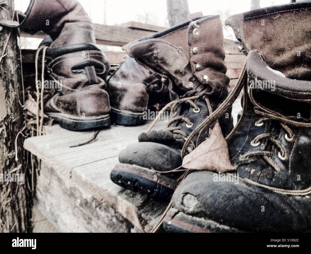 Blass vintage Foto von verwitterten Arbeitsstiefel warten auf Wiedergeburt als Blumentöpfe - Smartphone-aufgenommenes Stockfoto