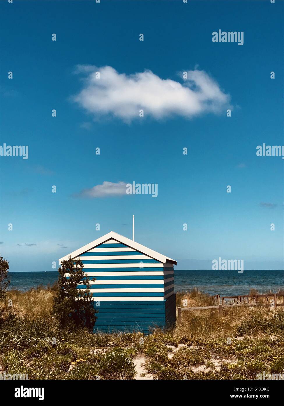 Blau und Weiß Gestreifte Beach Hut mit 2 Wolken, Melbourne, Australien Stockfoto