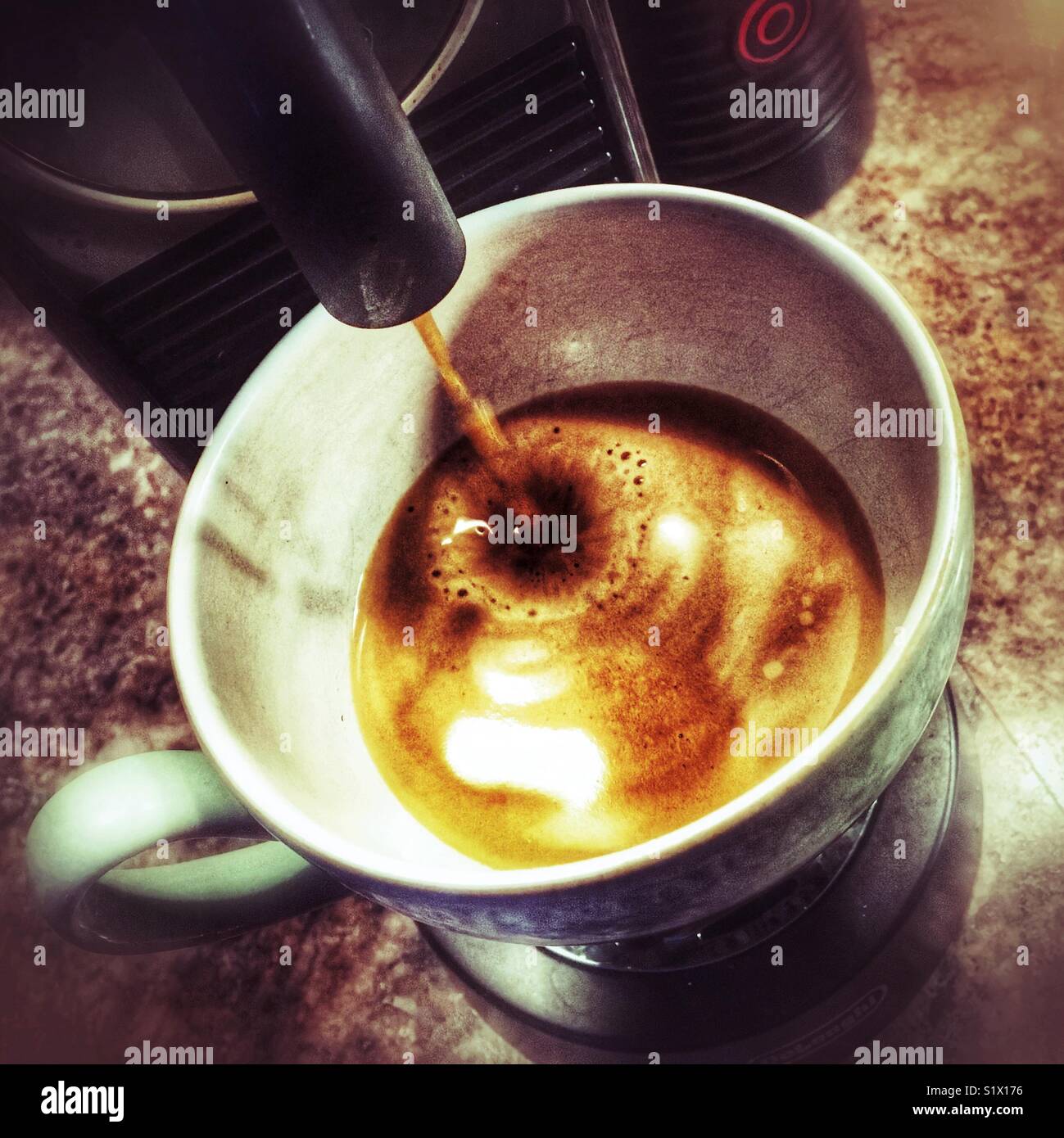 Espresso in Vorbereitung in ein kaffeepad Maschine. Platz crop. Stockfoto