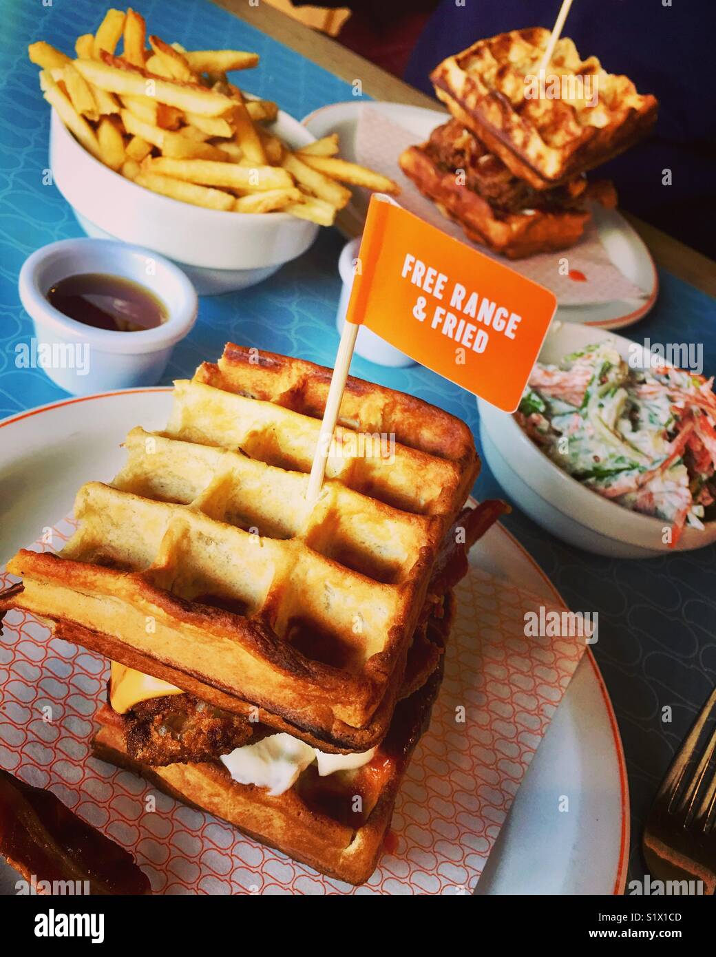 Fried Chicken Waffel mit einer Seite Reihenfolge der Krautsalat und Pommes Frites. Stockfoto