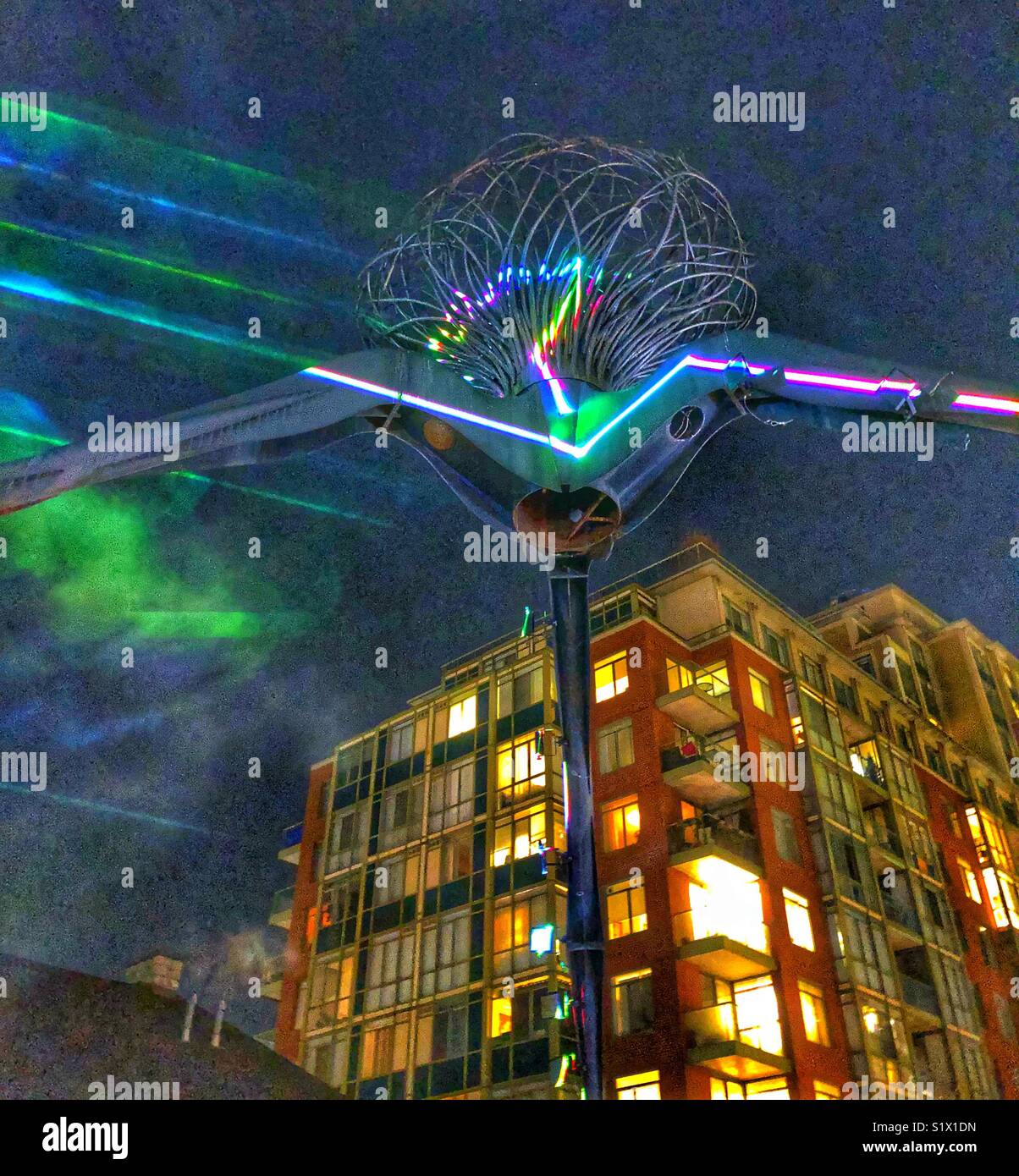 Eine große metal Spider beleuchtet mit Hilfe von Laserstrahlen. Stockfoto Eine große metal Spider beleuchtet mit Hilfe von Laserstrahlen. Stockfoto