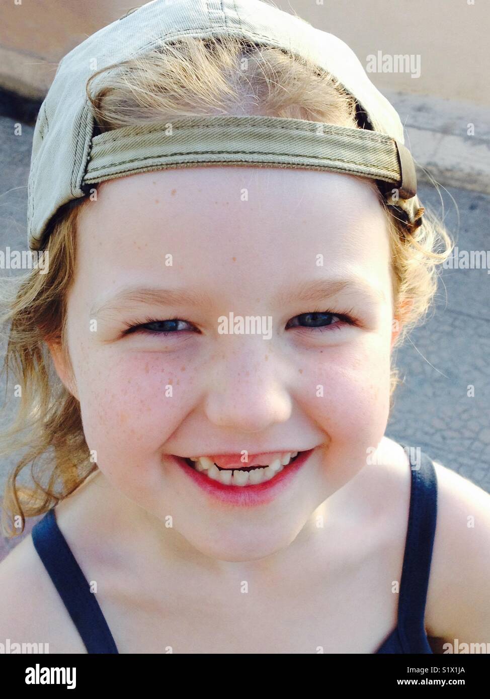 Lächelnd glücklich 5-jährigen Mädchen mit zwei fehlenden Schneidezähnen. Stockfoto