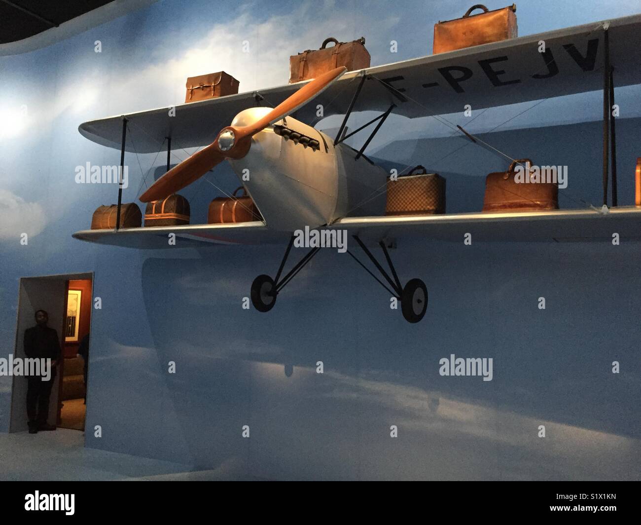 Louis Vuitton Ausstellung in New York City, USA - Smartphone-aufgenommenes Stockfoto