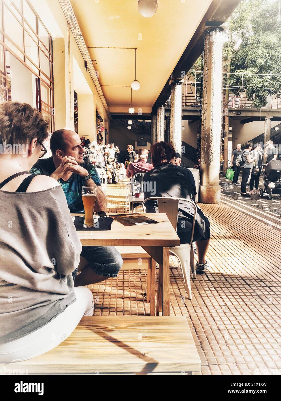 Paar in ein Cafe in der Mercado dos Lavradores, Funchal, Madeira, Portugal Stockfoto