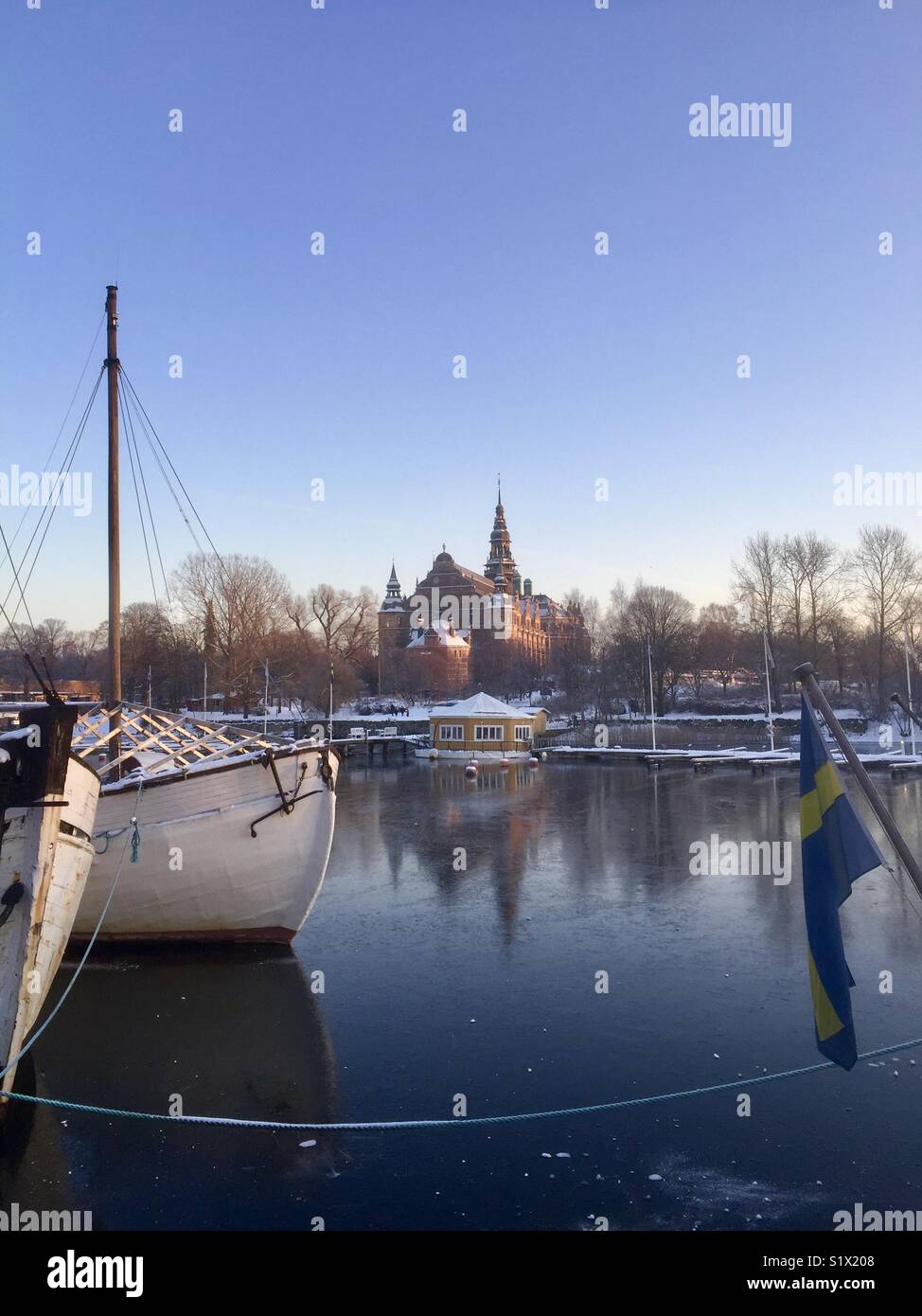 Winterlich Blick über Djurgårdsviken mit dem nordischen Museum in Stockholm. Stockfoto