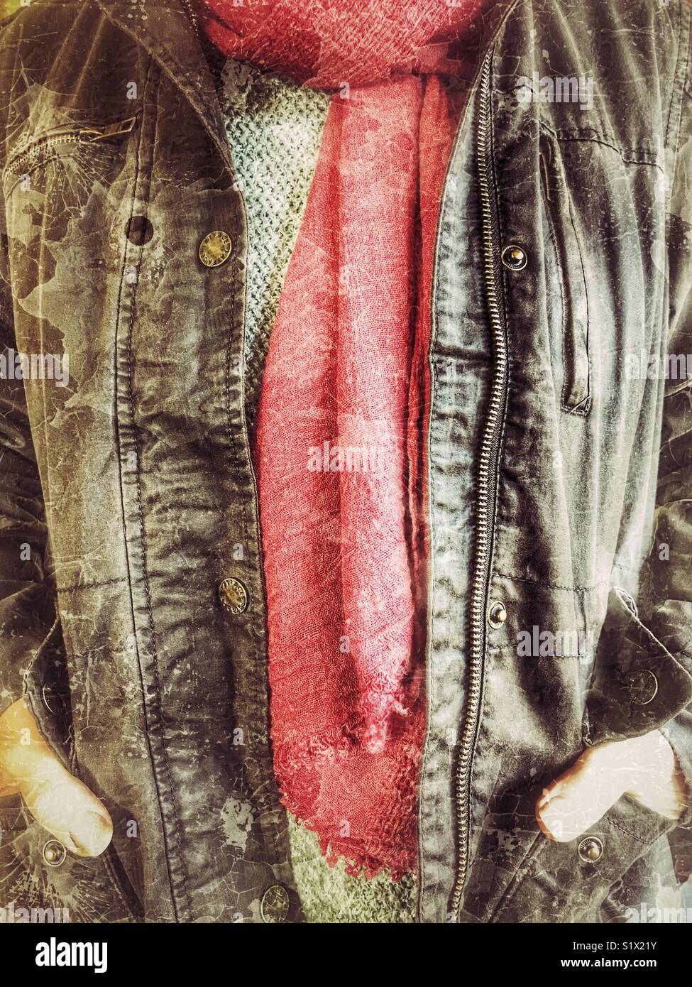 Frau tragen warme Kleidung, Pullover, Schal und Jacke, mittlerer Abschnitt, in der Nähe - Smartphone-aufgenommenes Stockfoto