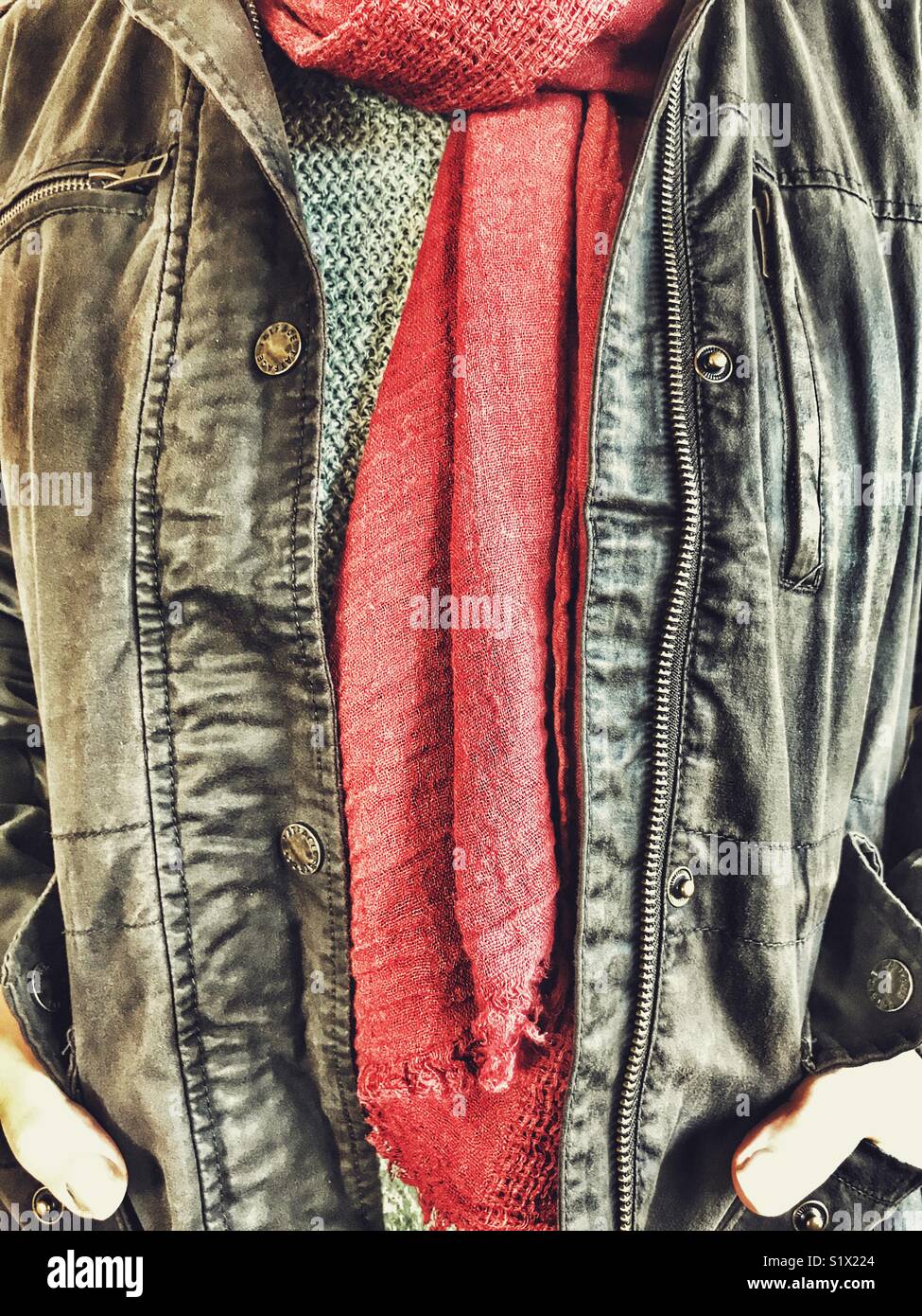 Frau tragen warme Kleidung, Pullover, Schal und Jacke, mittlerer Abschnitt, in der Nähe - Smartphone-aufgenommenes Stockfoto