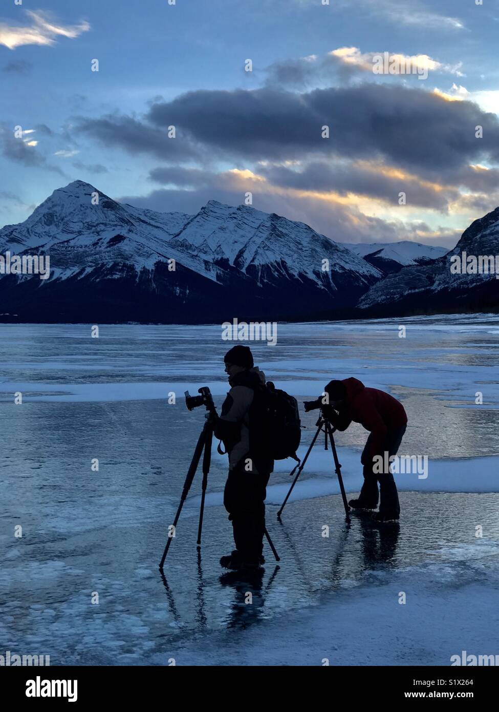 Fotografen in der Morgendämmerung, See Abraham, der Kanadischen Rocky Mountains in Alberta Stockfoto