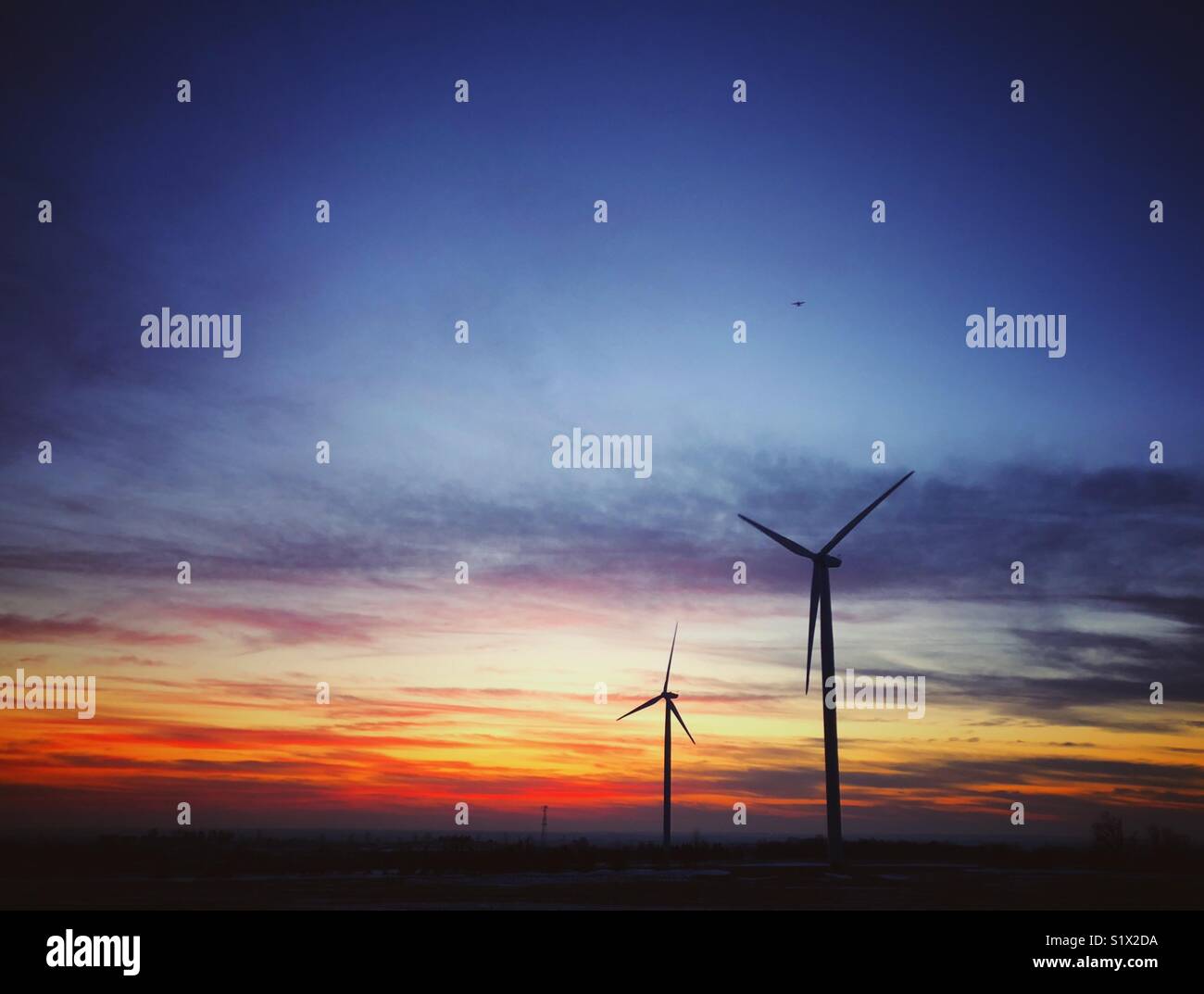 Silhouetted Windräder im Sonnenuntergang in der Nähe von Portland, Ontario, Kanada - Smartphone-aufgenommenes Stockfoto